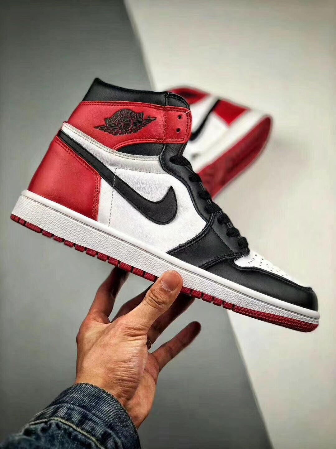 Nike Air Jordan 1 Retro High OG Black Toe