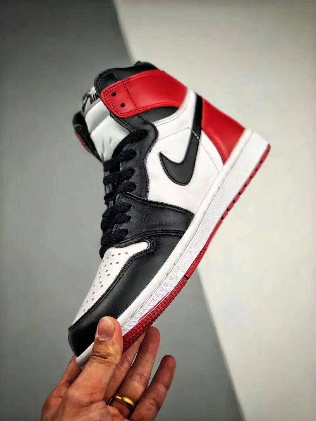 Nike Air Jordan 1 Retro High OG Black Toe