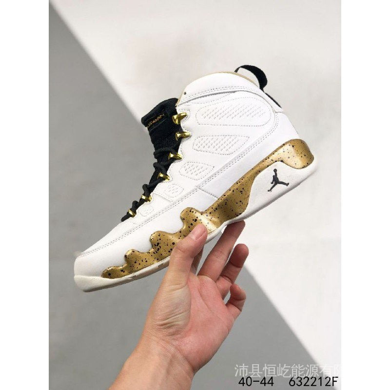 Nike Air Jordan 9 Statue